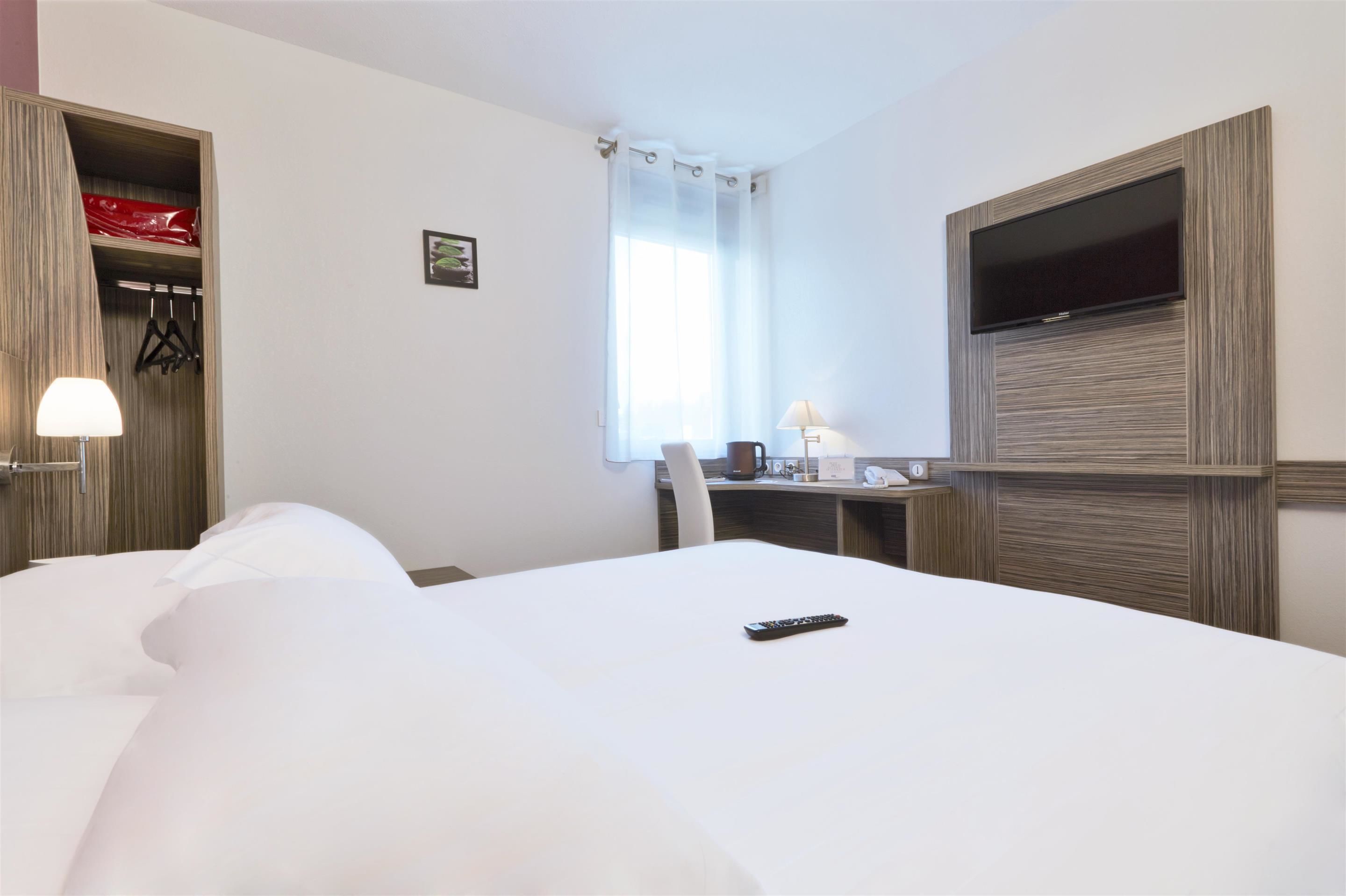 standard room, 1 double bed | premium bedding, desk, soundproofing, free cots/infant beds