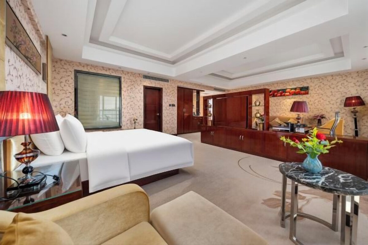 Dianchi Scenic Suite (Dounan Sky + Flower Bedding)