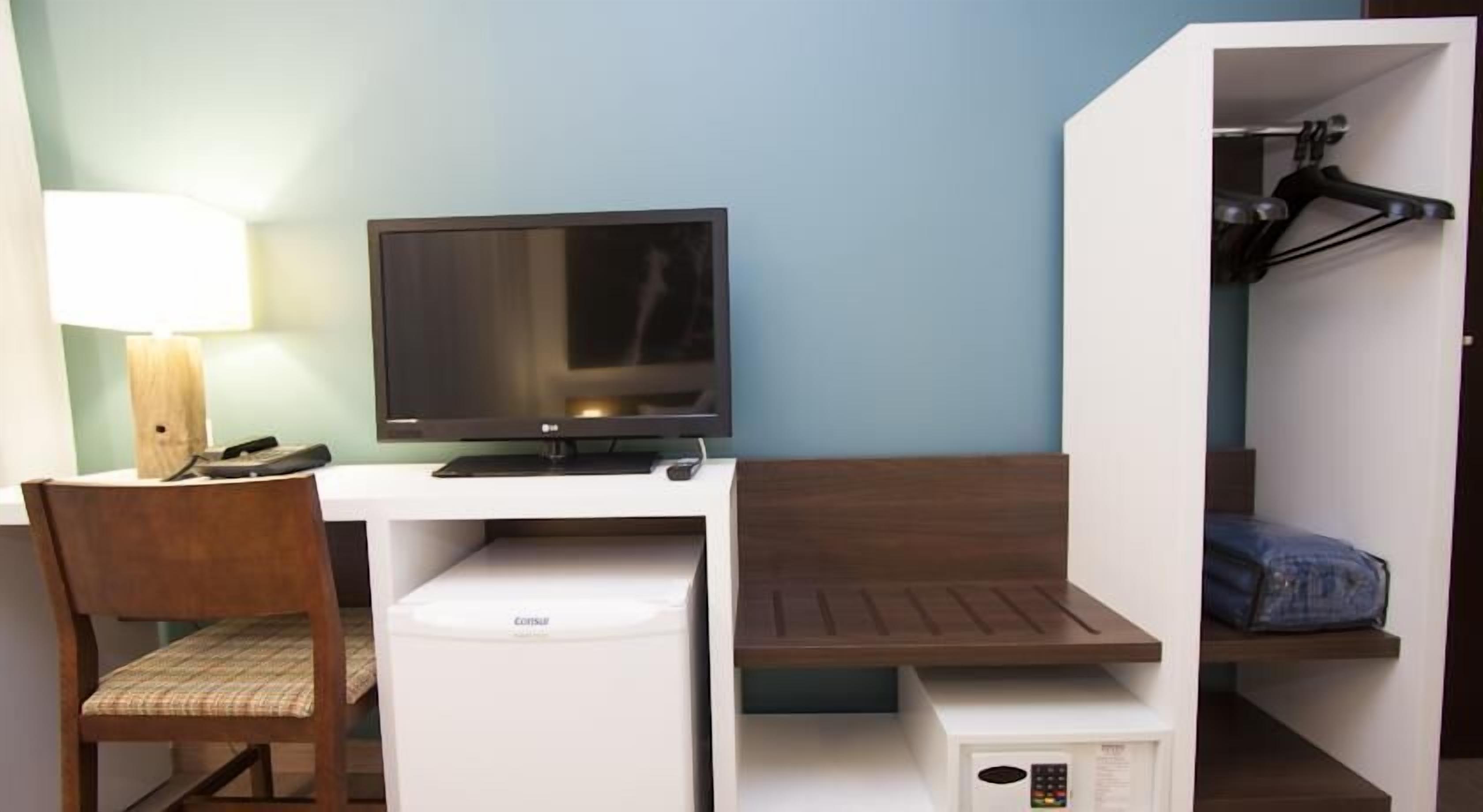 Quarto, 2 camas de solteiro (XXX) | Roupas de cama antialérgicas, frigobar, cofres nos quartos, escrivaninha