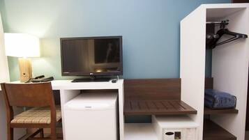 Quarto, 2 camas de solteiro (XXX) | Roupas de cama antialérgicas, frigobar, cofres nos quartos, escrivaninha