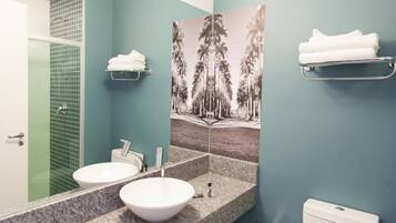 Shower, free toiletries, hair dryer