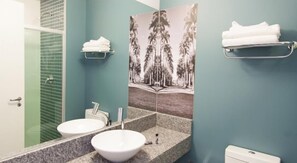 Dusche, kostenlose Toilettenartikel, Haartrockner