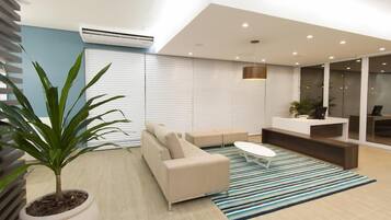 Coin salon dans le hall