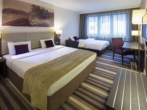 Superior Room, 1 Katil Kelamin (Double) dengan Katil Sofa | Bar mini, peti besi dalam bilik, meja, langsir/tirai gelap terus 