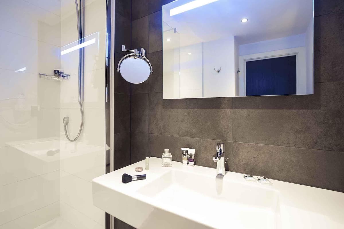 Minibar, caja de seguridad en la habitación y escritorio