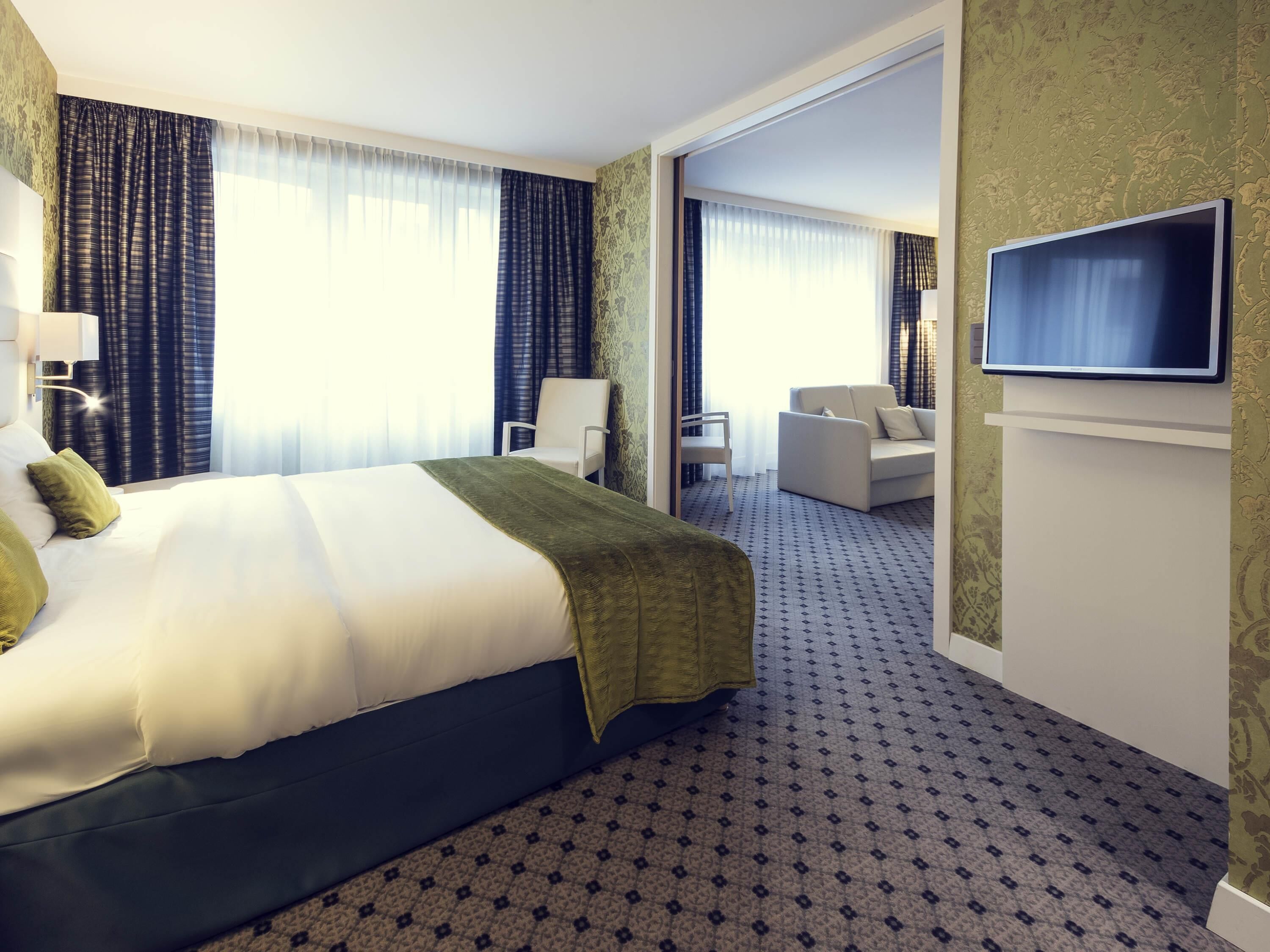 executive suite, 1 double bed | minibar, in-room safe, desk, blackout curtains