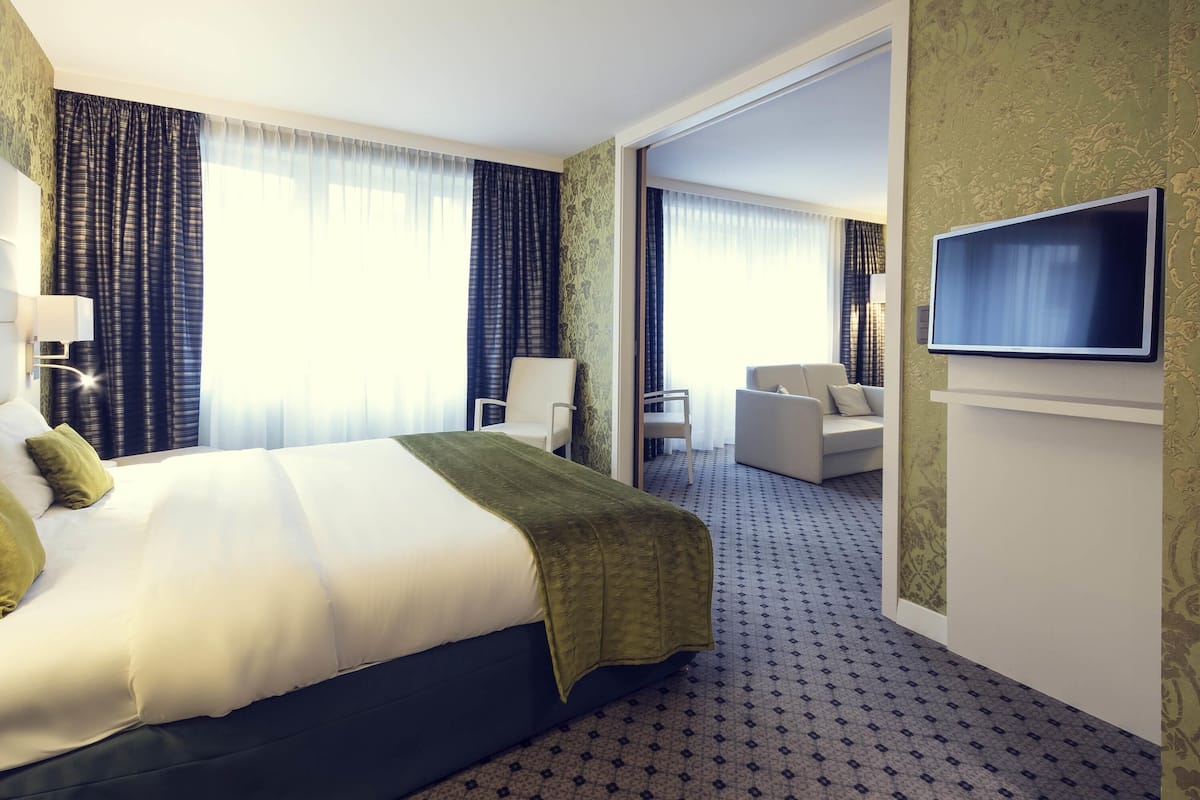 Executive Suite, 1 Double Bed | Minibar, in-room safe, desk, blackout drapes