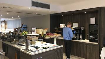 Continentaal ontbijt in het weekend (EUR 23 per persoon)