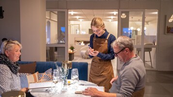 Se sirven almuerzos y cenas, con vista al mar 