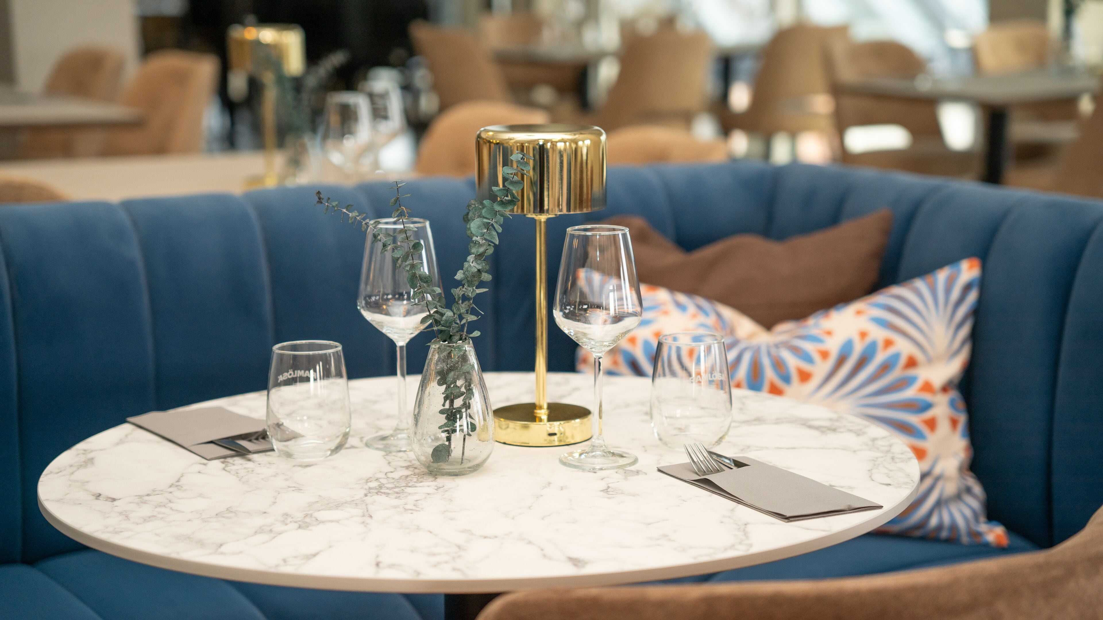 Der serveres frokost og aftensmad