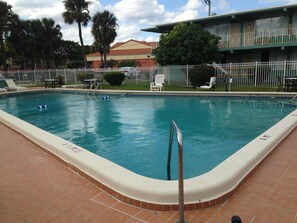 Piscina externa, guarda-sóis, espreguiçadeiras
