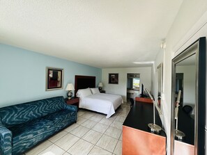 Standard Room, 1 King Bed, Non Smoking | Desk, laptop workspace, iron/ironing board, free WiFi - Boca Inn (Boca Raton)