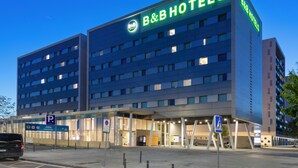 Ein Bed and Breakfast Hotel mit modernem Design, mehreren Etagen und einer gut sichtbaren Beschilderung.