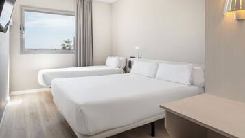 Familienzimmer | Zimmersafe, Schreibtisch, Verdunkelungsvorhänge, kostenloses WLAN