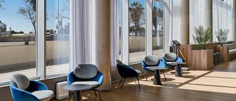 Coin salon dans le hall