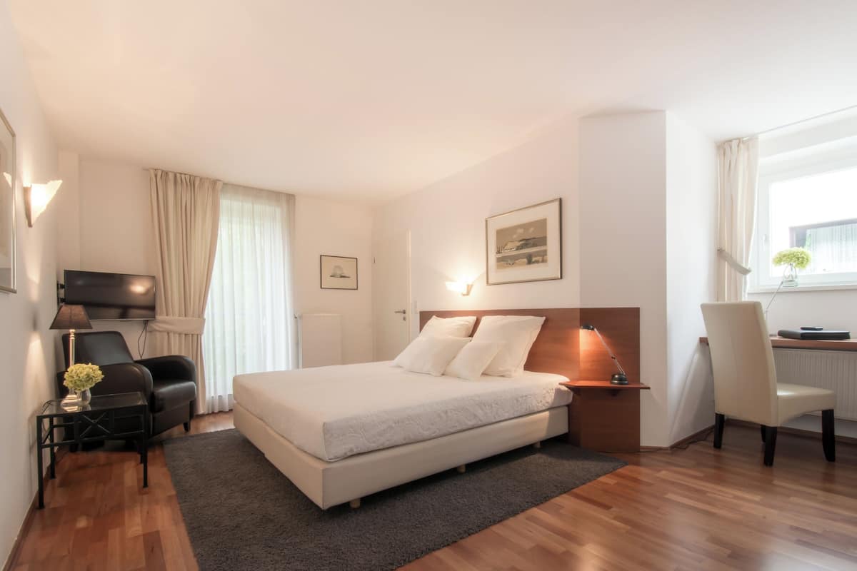 Ropa de cama hipoalergénica, escritorio, cortinas opacas