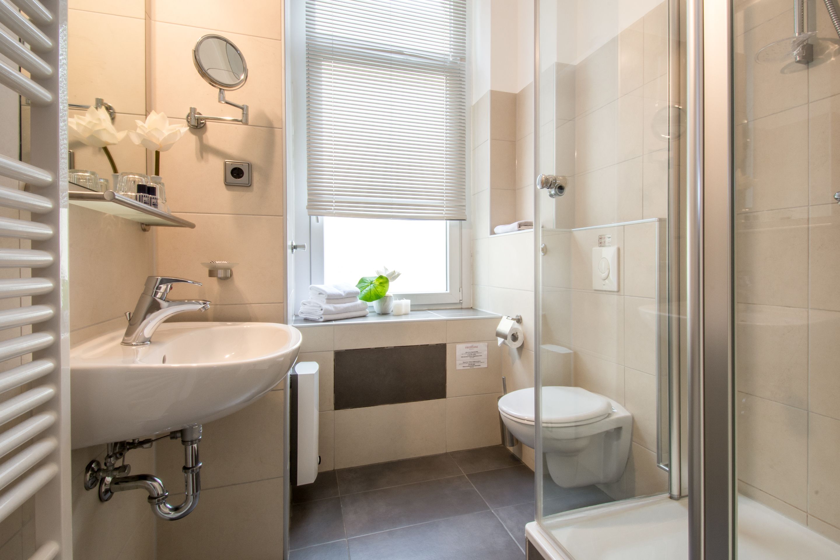 standard single room | bathroom amenities | hair dryer, towels