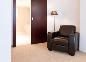 Duplex conforto | Roupas de cama antialérgicas, escrivaninha, cortinas blackout