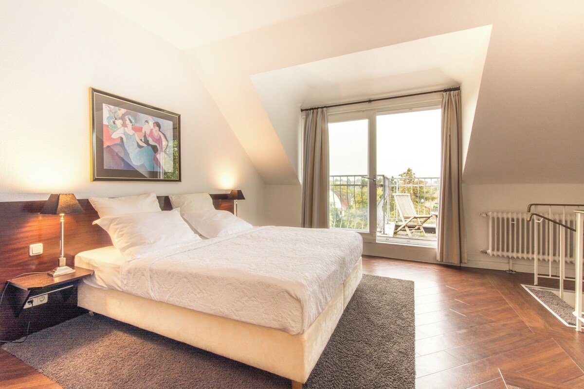 Hypo-allergenic bedding, desk, blackout curtains, soundproofing