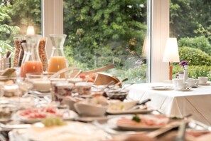 Café da manhã com buffet todos os dias (EUR 16.50 por pessoa)