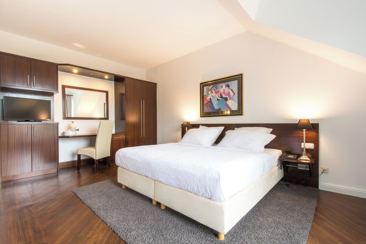 Hypo-allergenic bedding, desk, blackout curtains, soundproofing