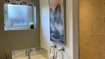 Comfort-Ferienhaus, Gartenblick (The Guest House) | Badezimmer