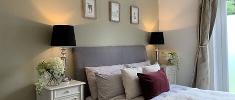 Comfort-huoneisto, kylpyhuone makuuhuoneen yhteydessä, näköala puutarhaan (The Lodge)