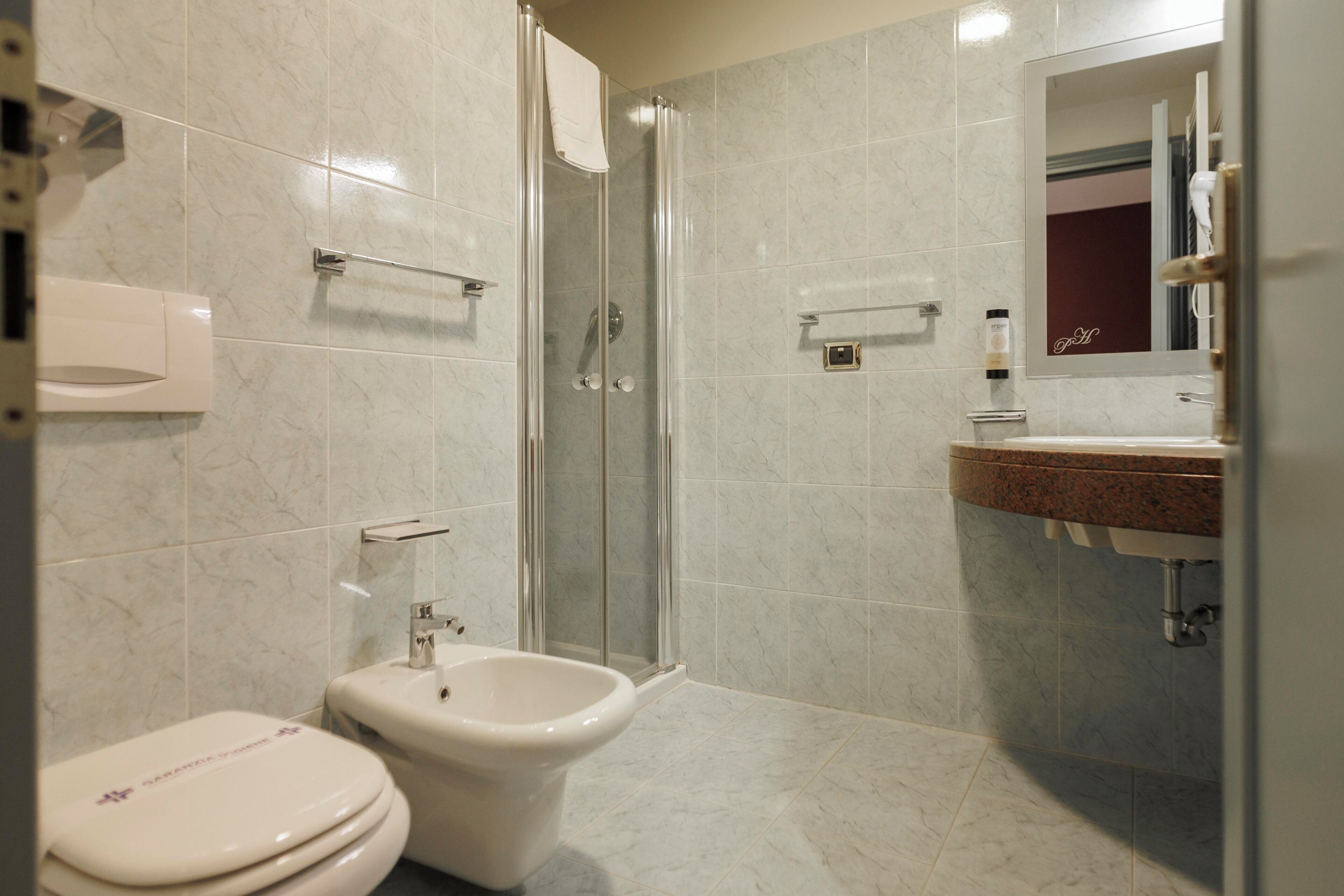 Kostenlose Toilettenartikel, Bidet, Handtücher