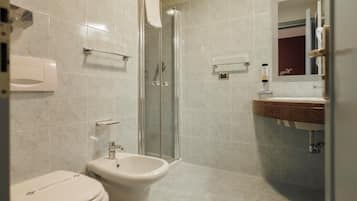 Kostenlose Toilettenartikel, Bidet, Handtücher