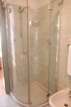 Shower kamar mandi