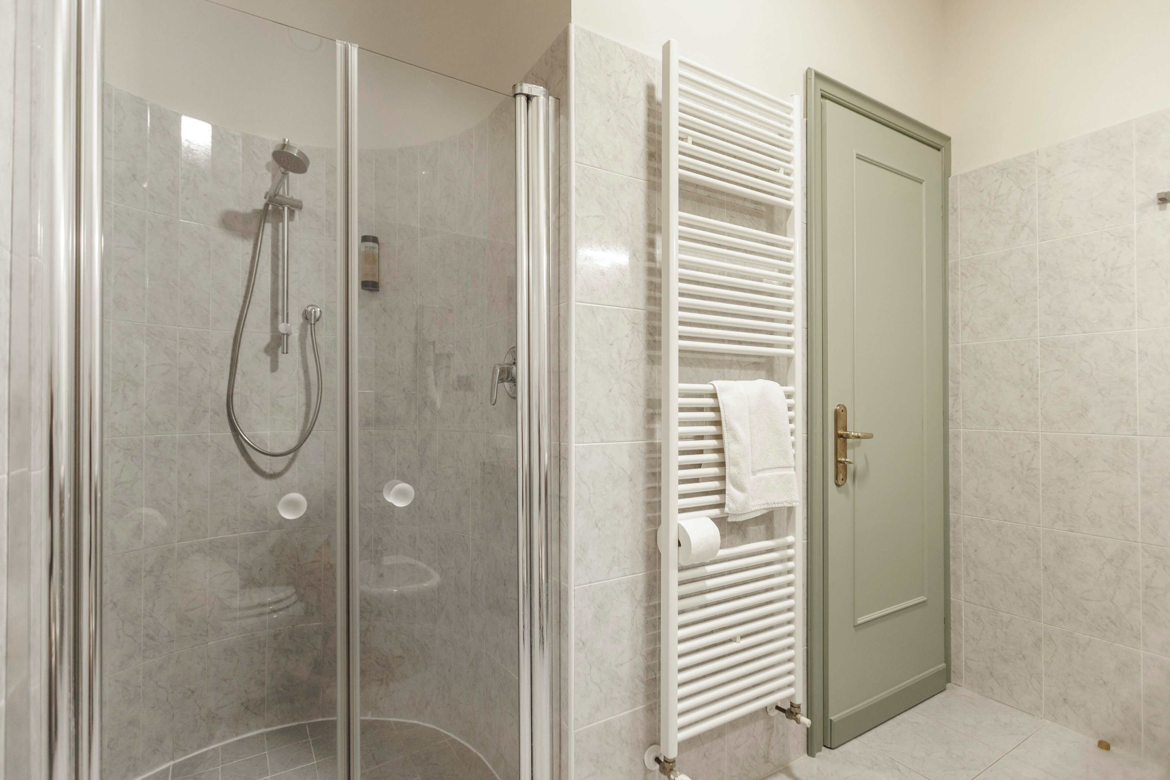 Superior Triple Room | Bathroom | Free toiletries, bidet, towels
