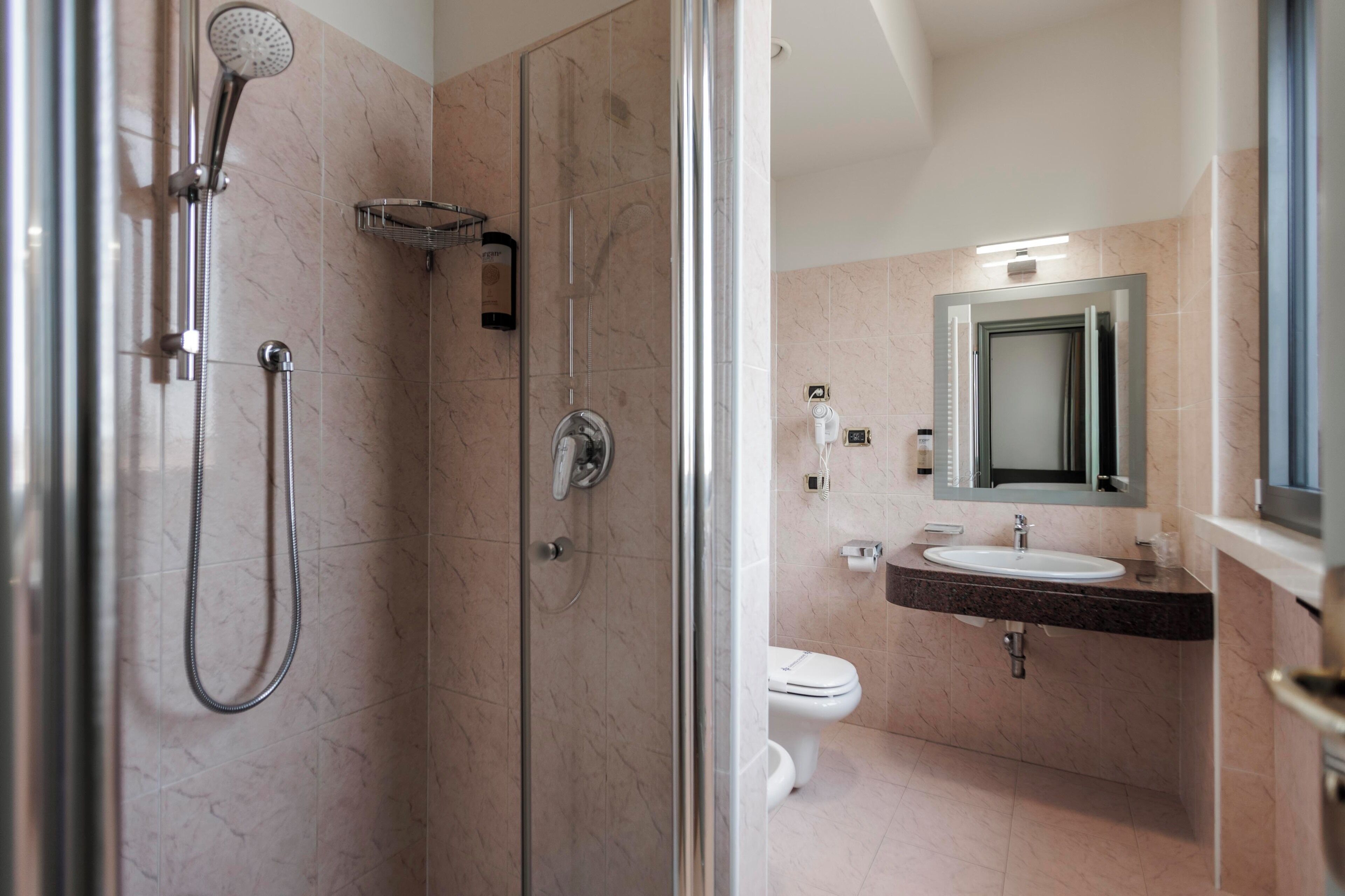 Deluxe Quadruple Room | Bathroom | Free toiletries, bidet, towels