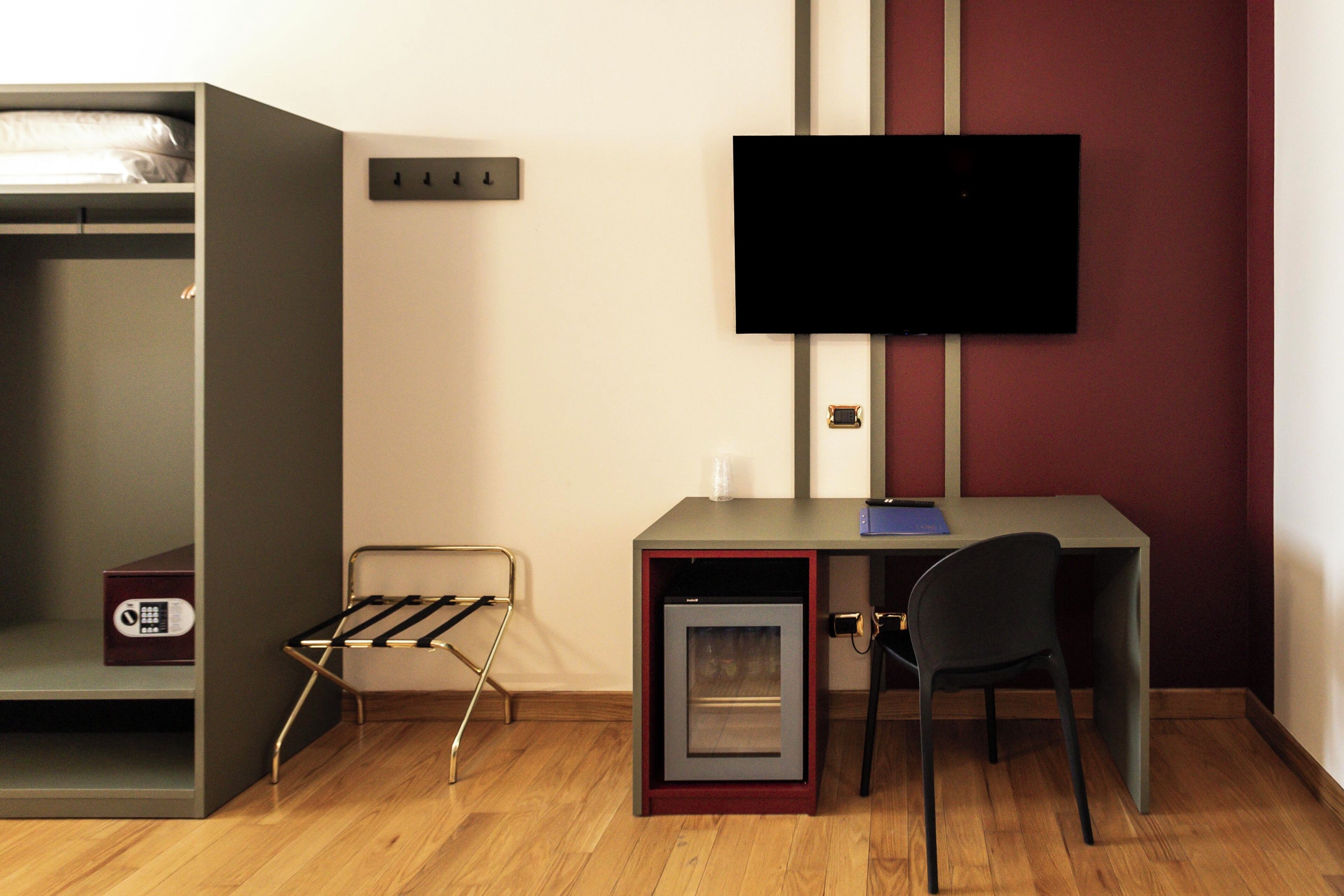 Deluxe Quadruple Room | In-room safe, desk, WiFi (free), bed sheets