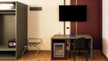 Deluxe Quadruple Room | In-room safe, desk, WiFi (free), bed sheets