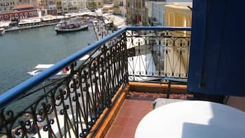 Dobbeltrom – superior, 1 queensize-seng, sjøutsikt | Safe på rommet, individuelt dekorert og strykejern/-brett