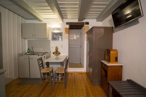 Studio | Zimmersafe, individuell dekoriert, Bügeleisen/Bügelbrett