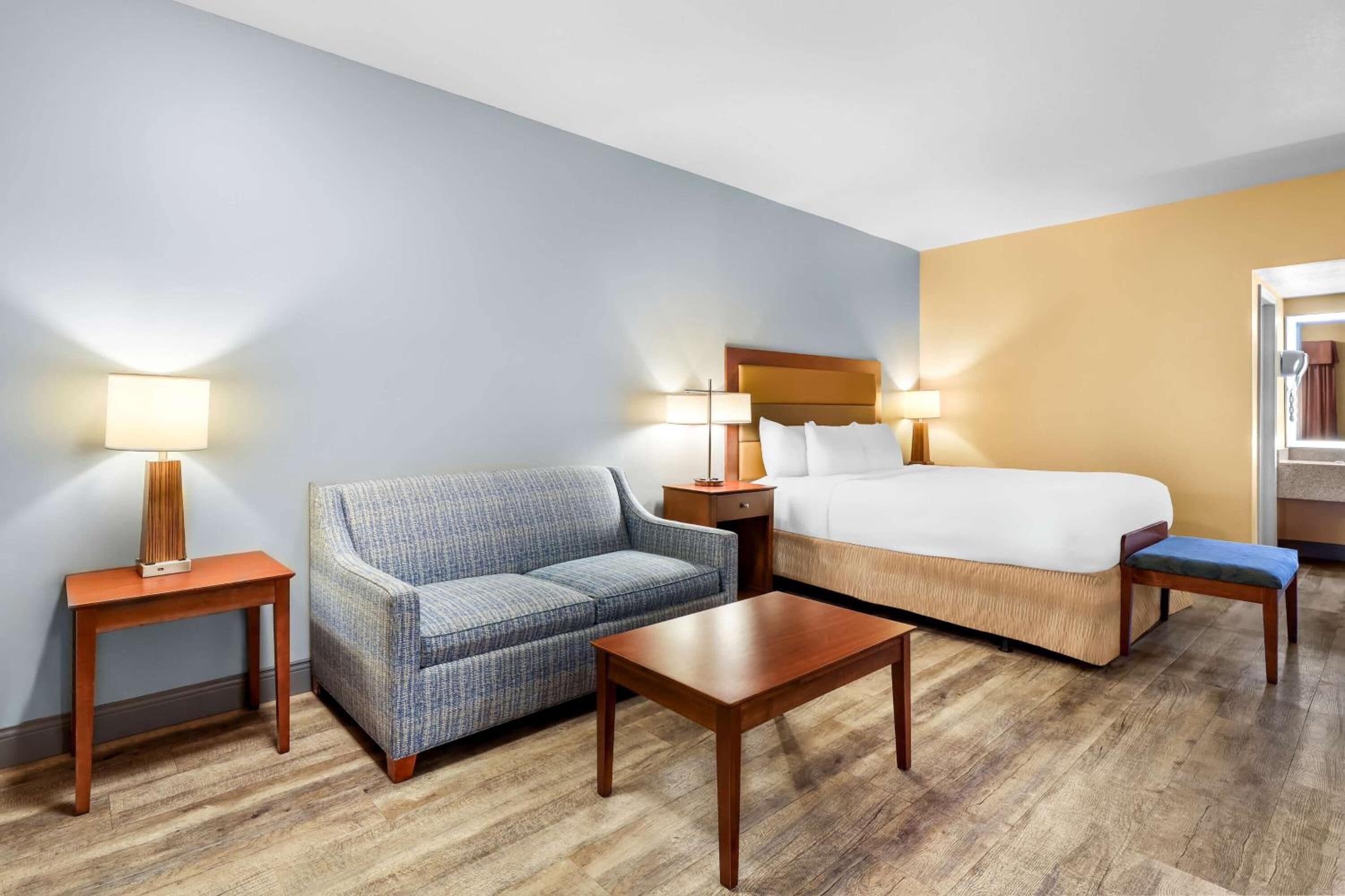 책상, 노트북 작업 공간, 암막 커튼, 다리미/다리미판