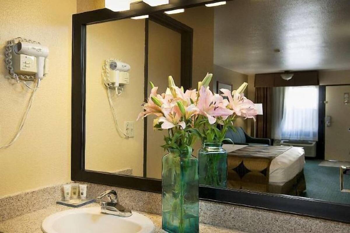 Baðker með sturtu, snyrtivörur án endurgjalds, hárblásari, handklæði