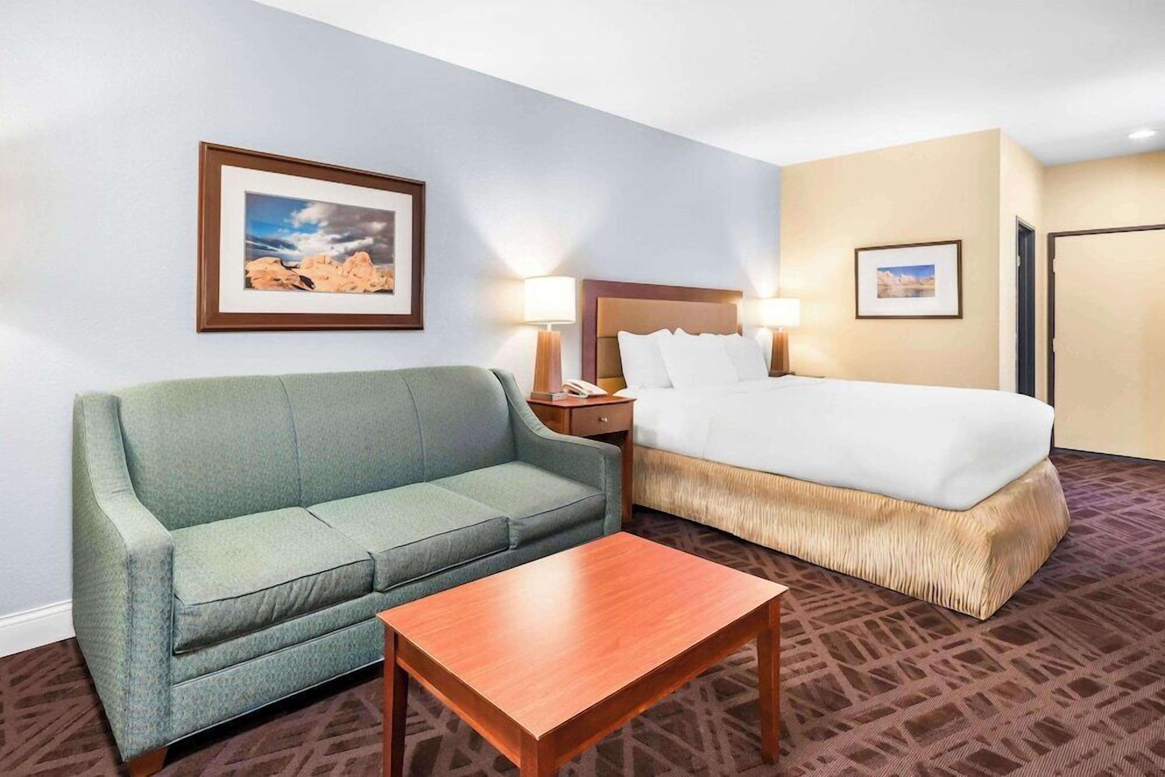 Een bureau, een laptopwerkplek, verduisterende gordijnen