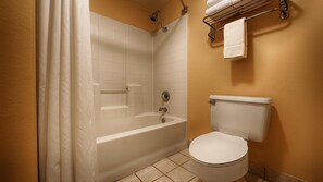 Ensemble douche/baignoire, articles de toilette gratuits, sèche-cheveux