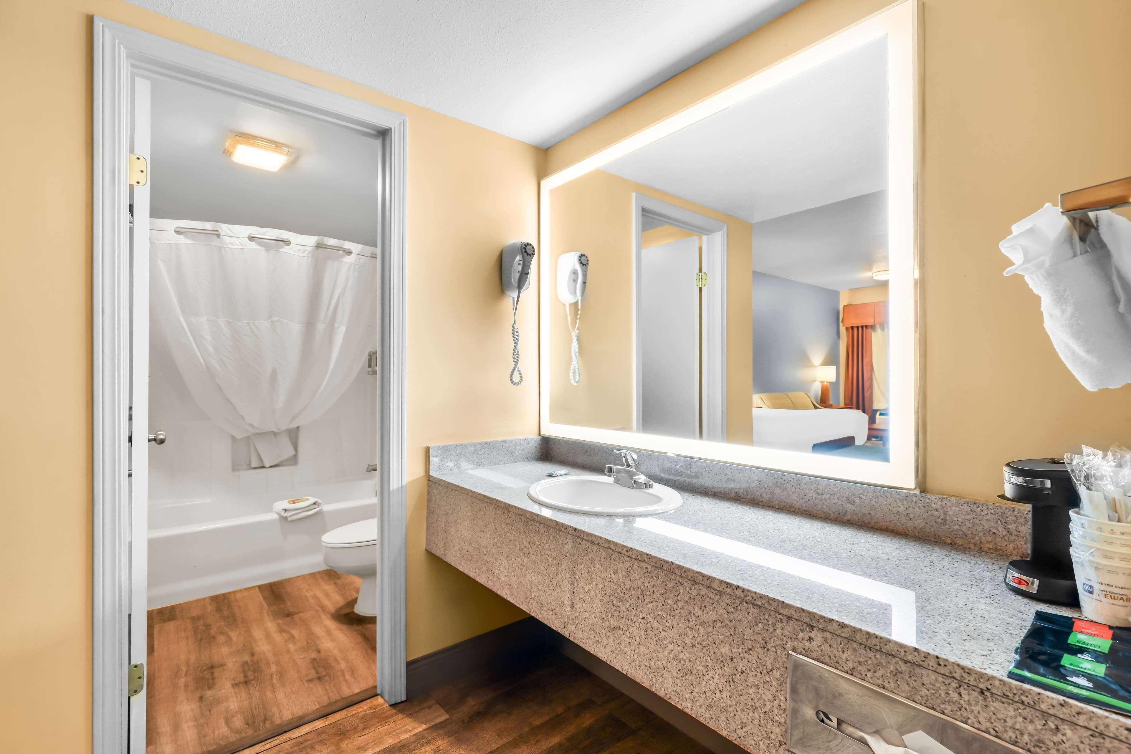 淋浴/盆浴组合、免费洗浴用品、吹风机、毛巾