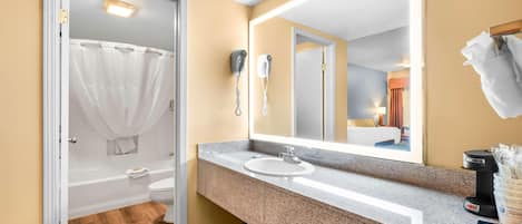 Combined shower/bathtub, free toiletries, hair dryer, towels