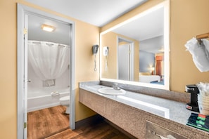 淋浴/浴缸二合一、免費盥洗用品、吹風機、毛巾