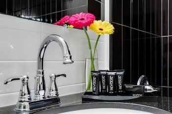 Standard Room, 1 Queen Bed | Bathroom | Free toiletries, hair dryer, towels, shampoo at The Lex NYC