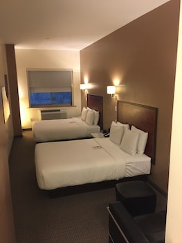 Premium bedding, in-room safe, soundproofing, iron/ironing board at The Lex NYC