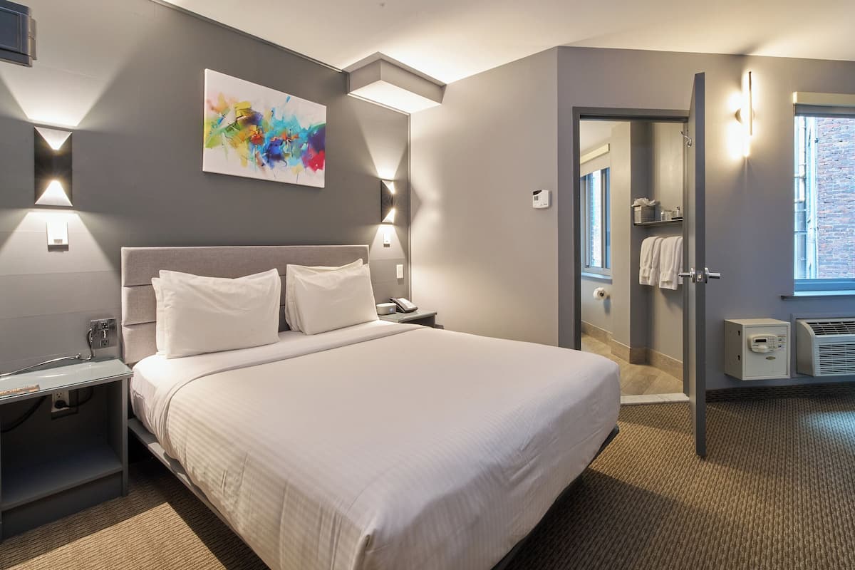 Zimmer, 1 Queen-Bett | Hochwertige Bettwaren, Zimmersafe, schallisolierte Zimmer