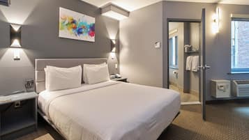 Quarto, 1 cama Queen | Roupas de cama premium, cofres nos quartos, quartos à prova de som