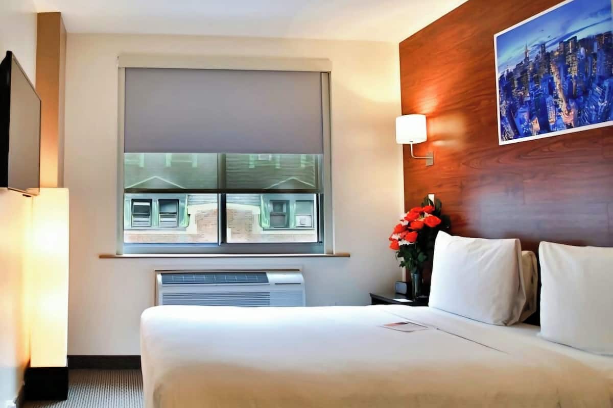 Ropa de cama de alta calidad y caja de seguridad en la habitación