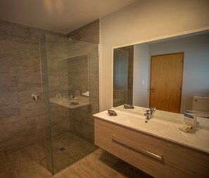 Standard Studio, Mountain View (Studio with shower) | Bathroom | Hair dryer, soap, shampoo, toilet paper - Mt Cook View Motel - Fox Glacier (Fox Glacier)