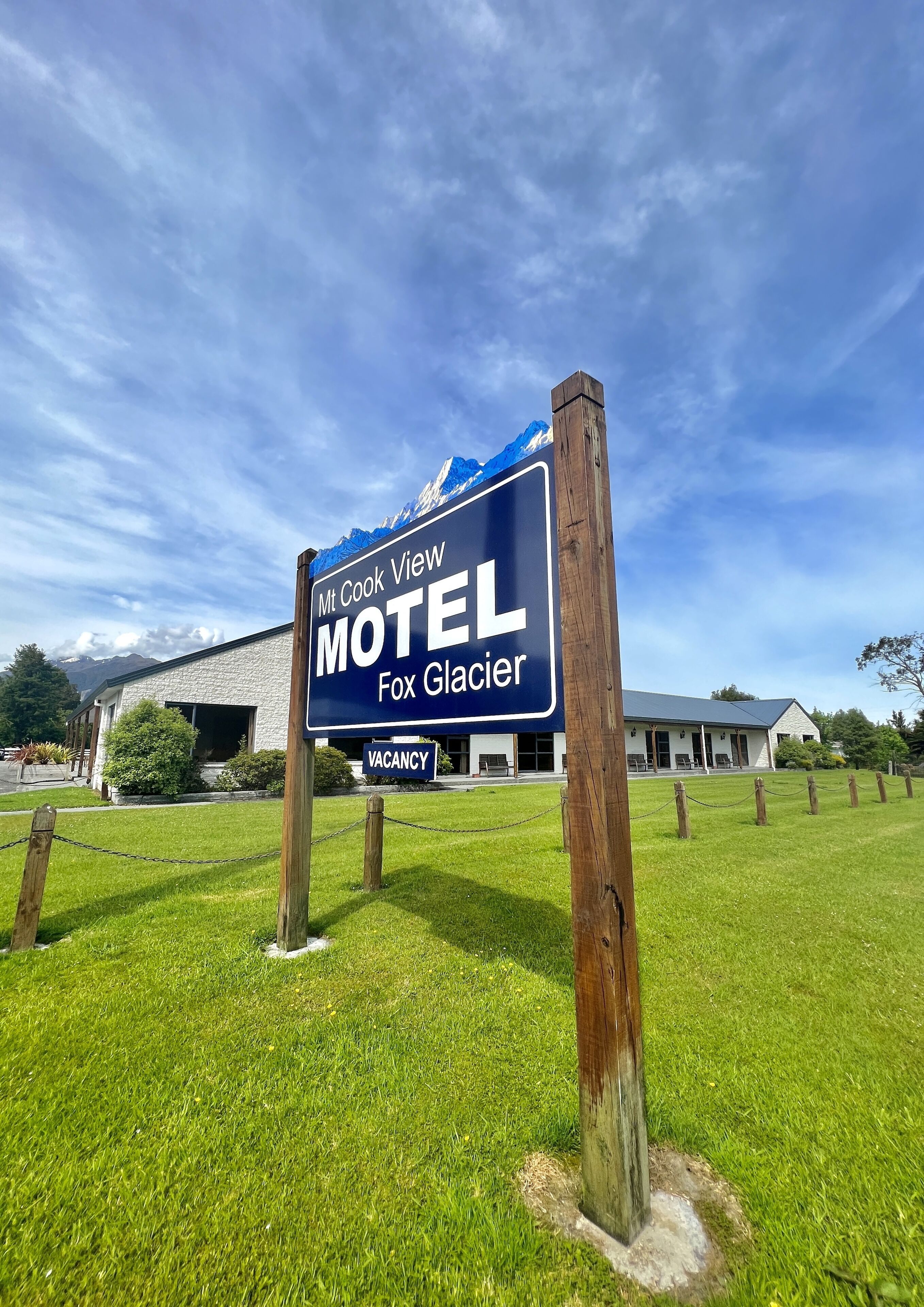 A motel sign with a vacancy notice.